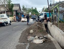 Material Sisa Pengerjaan Proyek Drainase di Bontobahari Sudah Banyak Memakan Korban.