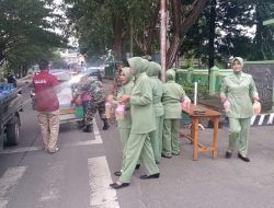 Kodim 1411 Bulukumba Korem 141 Toddopuli Bagikan Takjil Kepada Pengguna Jalan