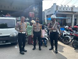 Atasi Kemacetan Depan Pasar Cekkeng, Kasat Lantas Dan Kasat Samapta Turun Langsung Pengaturan Arus Lalu Lintas