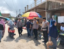 Pengunjung Pasar Tanah Beru Membludak di Hari Minggu,Personel Polsek Bontobahari Siap Siaga