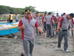 Polres Bulukumba Peduli Lingkungan Pantai Merpati