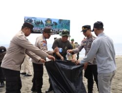 Polres Bulukumba Ikut Serta Aksi Bersih-bersih Di Pantai Merpati.