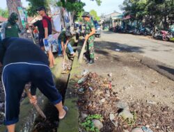 KEPEDULIAN TERHADAP LINGKUNGAN, ANGGOTA KODIM 1411/BLK MELAKUKAN PEMBERSIHAN SALURAN AIR