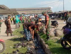 Babinsa Koramil 1411-03/Kajang Karya Bakti Bersihkan Selokan, Antisipasi Terjadinya Banjir  