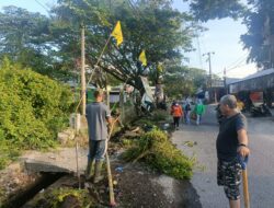 Sinergitas Koramil-1411-04/Ujung Bulu Kodim 1411/Ujung Bulu Bersama Pemerintah Setempat Serta Warga Kerja Bakti Bersihkan Saluran Air