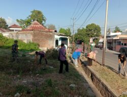 Ciptakan Lingkungan Bersih, Koramil 1411-07/Herlang Gelar Pembersihan Selokan