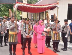 Kunker di Polres Bulukumba Kapolda Sulsel Disambut Angngaru Oleh Polwan