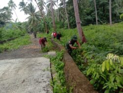 PERSONEL KORAMIL 1411-03/KAJANG BERSAMA MASYARAKAT KERJA BAKTI BERSIHKAN SALURAN AIR