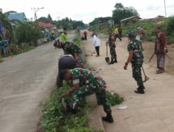 ANGGOTA TNI BERSAMA WARGA GOTONG ROYONG BERSIHKAN SAMPAH DAN SELOKAN AIR