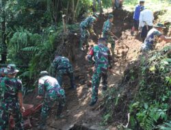 GUNA MEMPERLANCAR JALAN USAHA TANI, KORAMIL 1411-02/BULUKUMPA BERSAMA WARGA GOTONG ROYONG MELAKSANAKAN PENIMBUNAN JEMBATAN