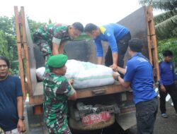 DANDIM 1411/BULUKUMBA BERSAMA KEPALA DINAS SOSIAL MENYALURKAN BANTUAN KORBAN BANJIR DI KABUPATEN WAJO