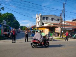 Cegah Macet, Personel Samapta Polres Bulukumba Lakukan Pengaturan Lalulintas.