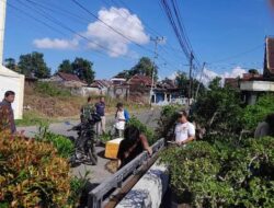 Masyarakat Bersama Perangkat Kelurahan Kasimpureng Serta Babinsa dan Babinkamtibmas Laksanakan Jumat Bersih